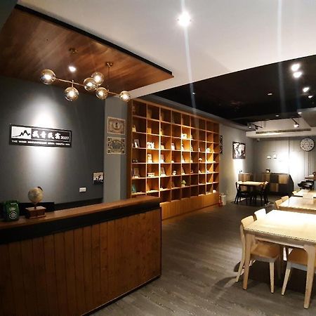 藏青民宿the Wind Guesthouse-Youth Inn Тайнань Экстерьер фото