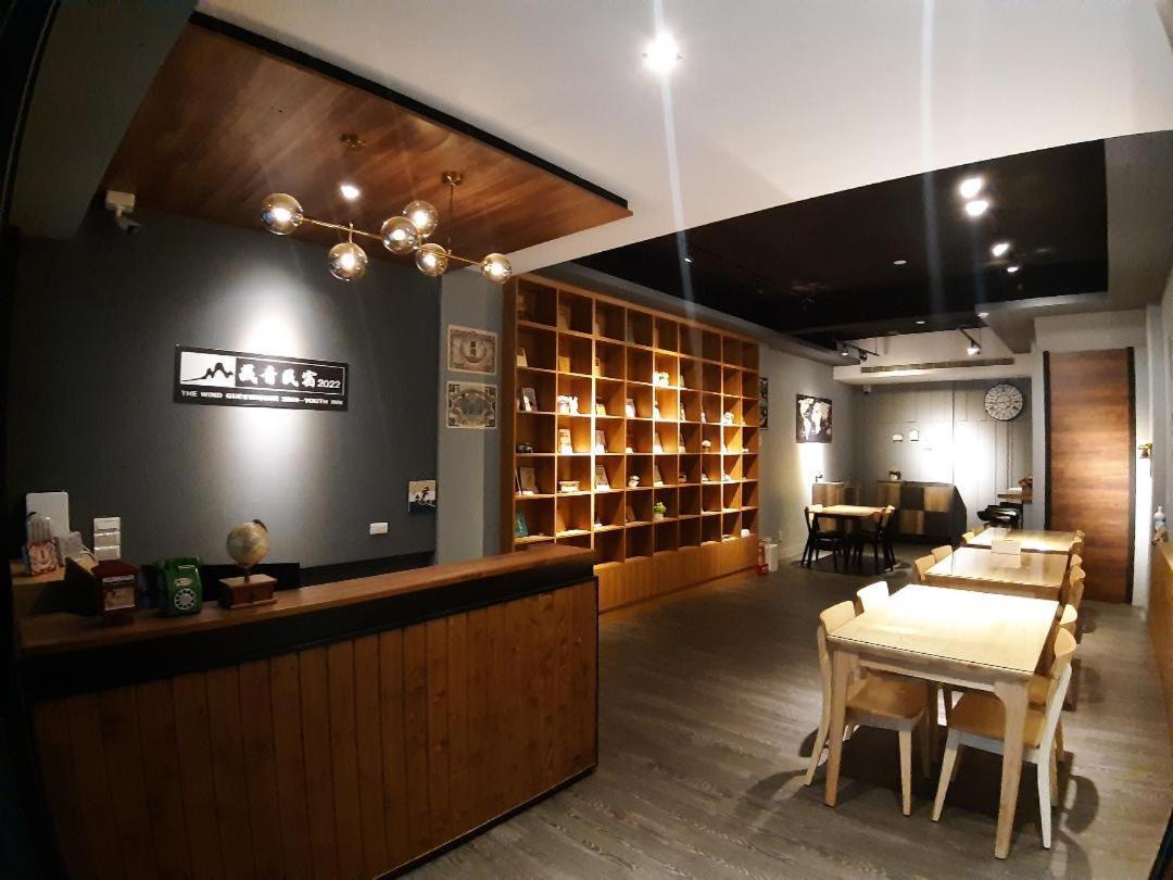 藏青民宿the Wind Guesthouse-Youth Inn Тайнань Экстерьер фото