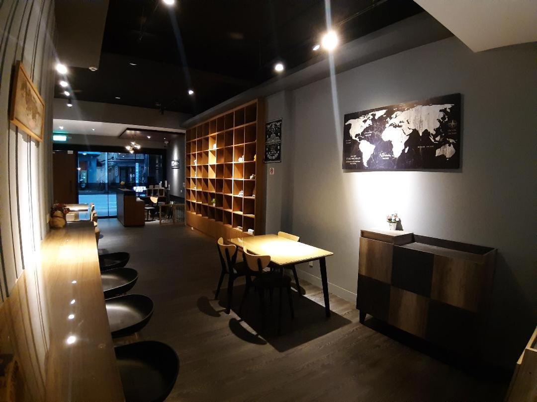 藏青民宿the Wind Guesthouse-Youth Inn Тайнань Экстерьер фото