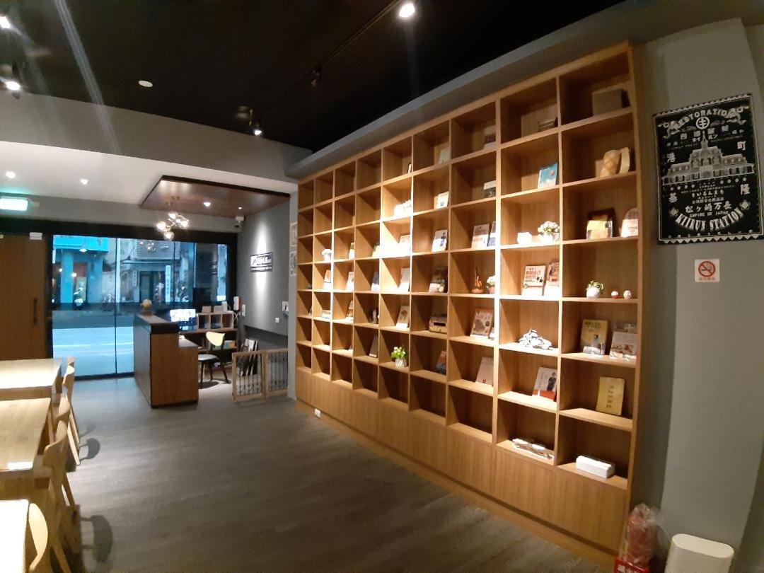 藏青民宿the Wind Guesthouse-Youth Inn Тайнань Экстерьер фото