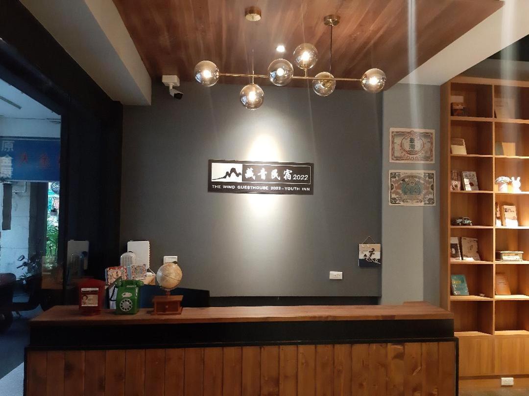 藏青民宿the Wind Guesthouse-Youth Inn Тайнань Экстерьер фото