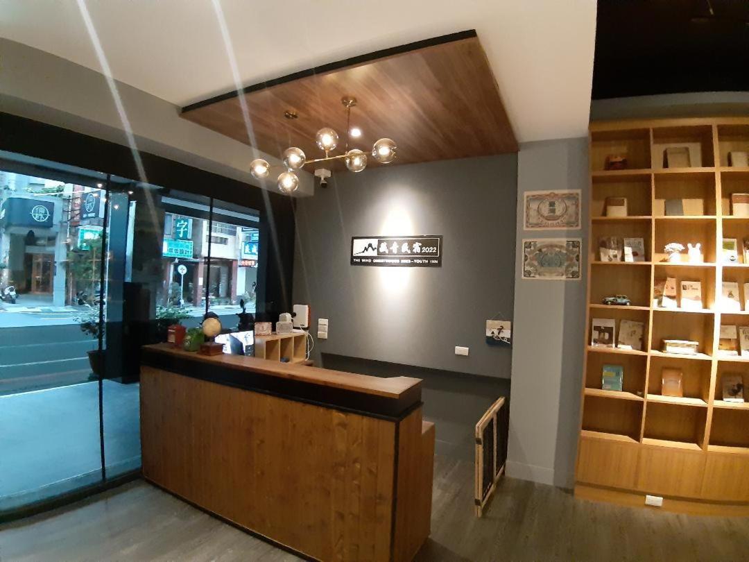 藏青民宿the Wind Guesthouse-Youth Inn Тайнань Экстерьер фото