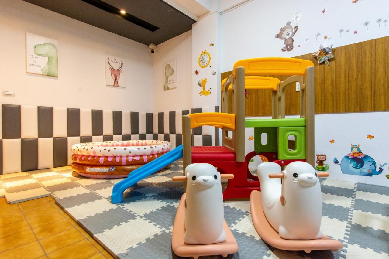 藏青民宿the Wind Guesthouse-Youth Inn Тайнань Экстерьер фото