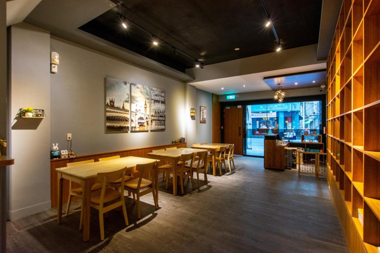 藏青民宿the Wind Guesthouse-Youth Inn Тайнань Экстерьер фото