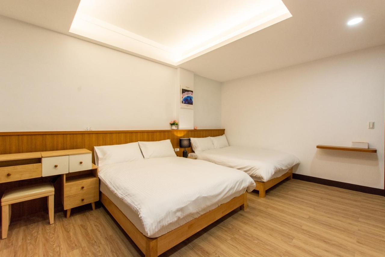 藏青民宿the Wind Guesthouse-Youth Inn Тайнань Экстерьер фото