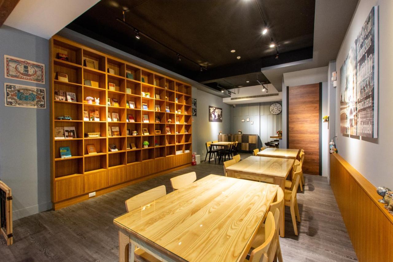 藏青民宿the Wind Guesthouse-Youth Inn Тайнань Экстерьер фото