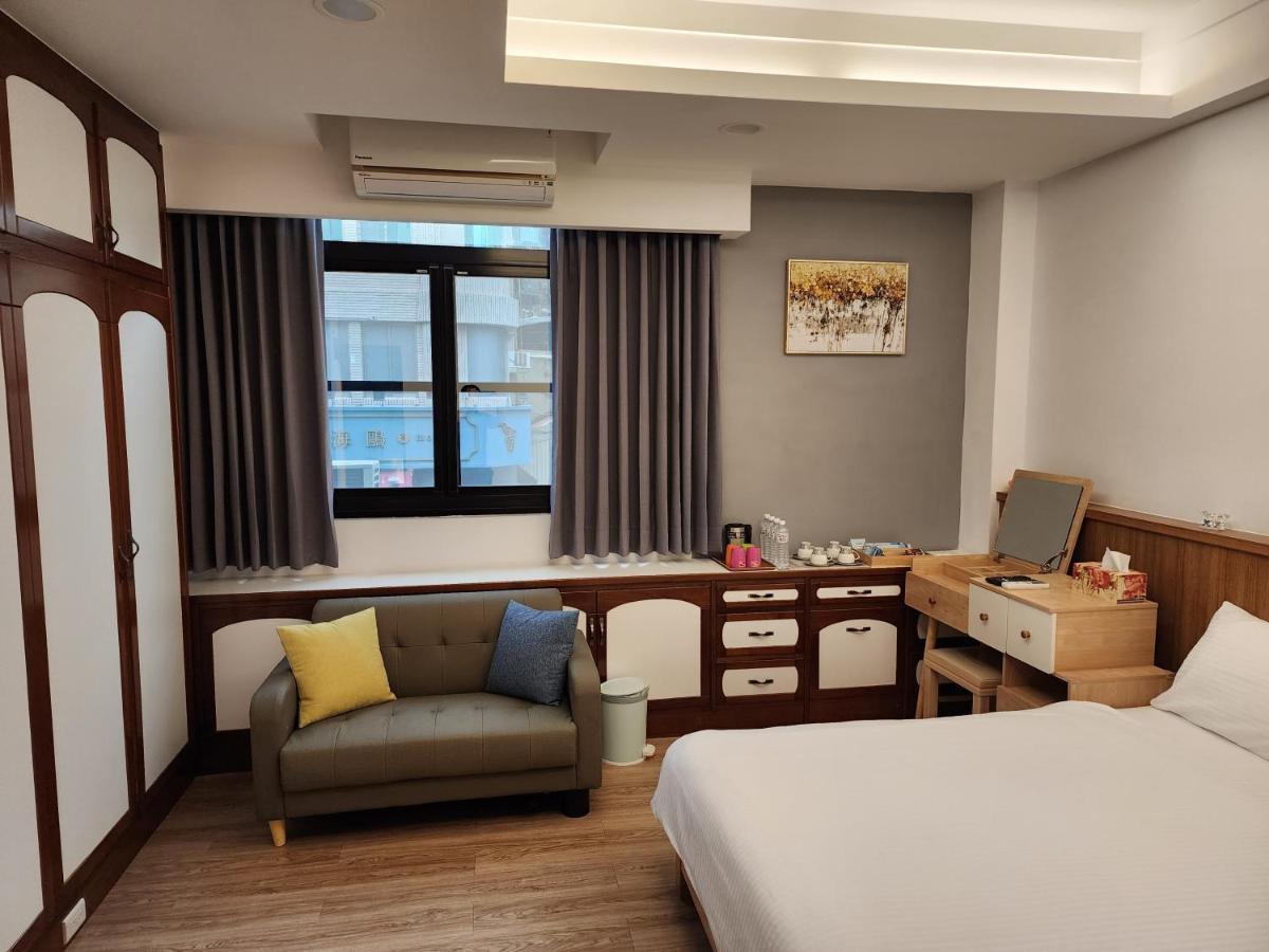 藏青民宿the Wind Guesthouse-Youth Inn Тайнань Экстерьер фото